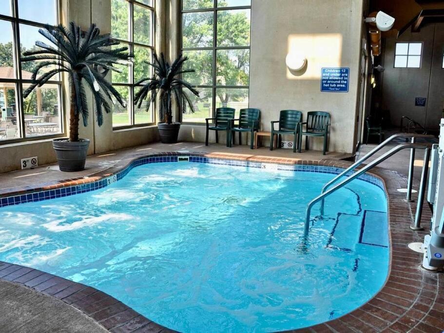 Boho Bungalow On The Pond W/ Hot Tub Arnolds Park المظهر الخارجي الصورة