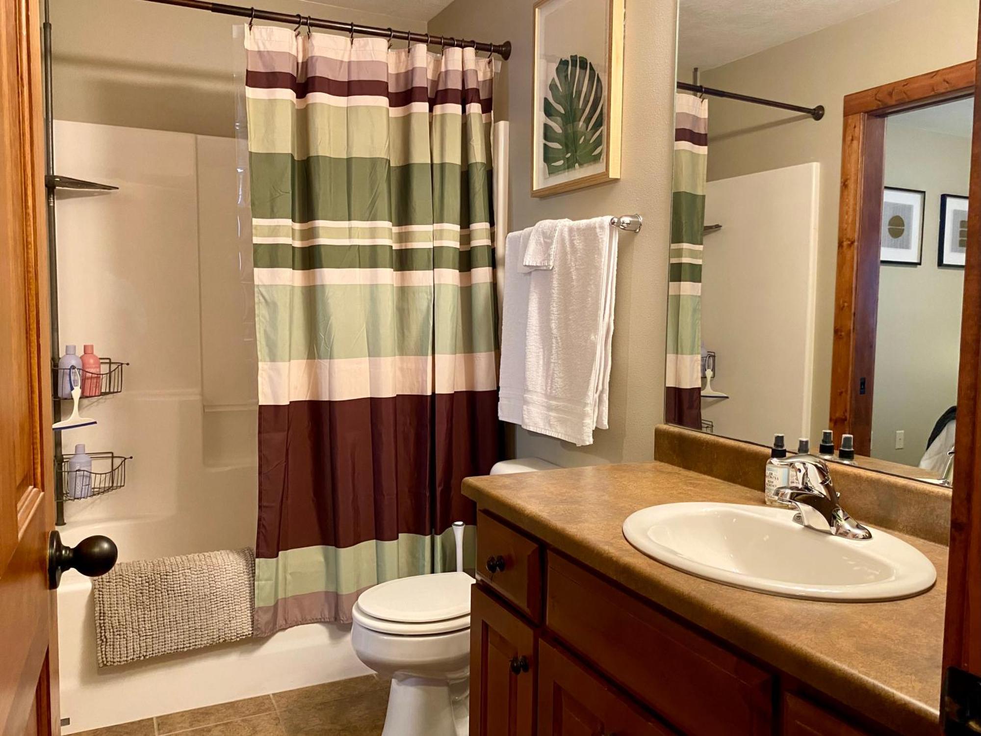 Boho Bungalow On The Pond W/ Hot Tub Arnolds Park المظهر الخارجي الصورة