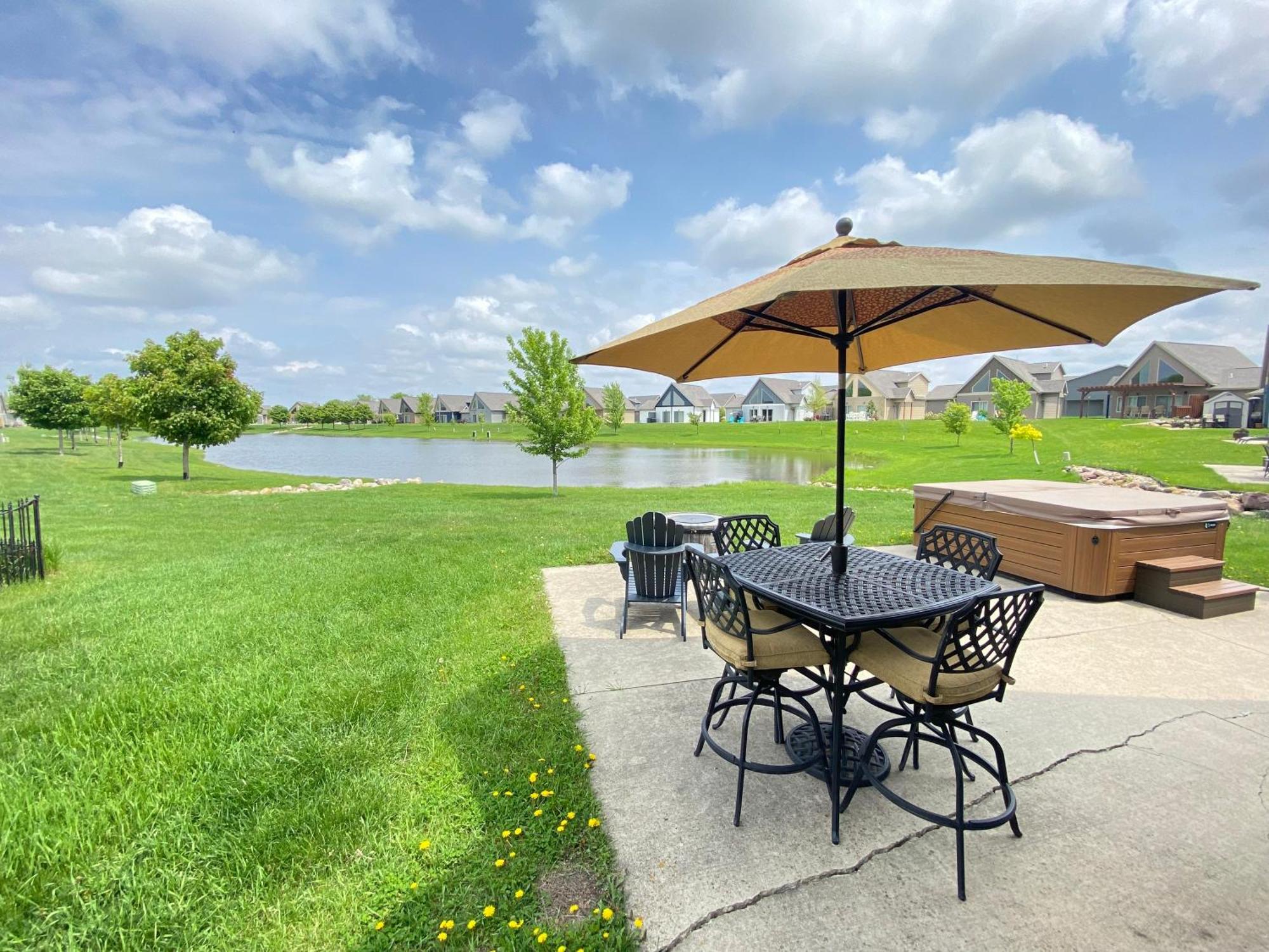 Boho Bungalow On The Pond W/ Hot Tub Arnolds Park المظهر الخارجي الصورة