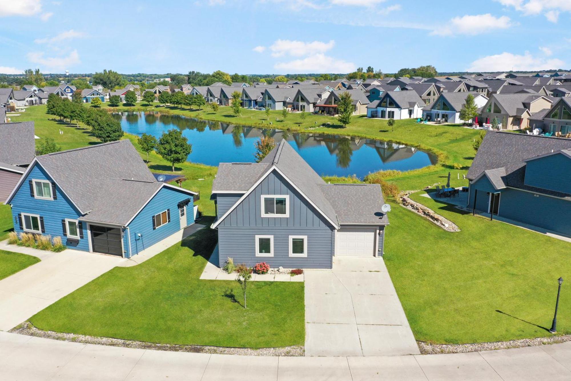 Boho Bungalow On The Pond W/ Hot Tub Arnolds Park المظهر الخارجي الصورة