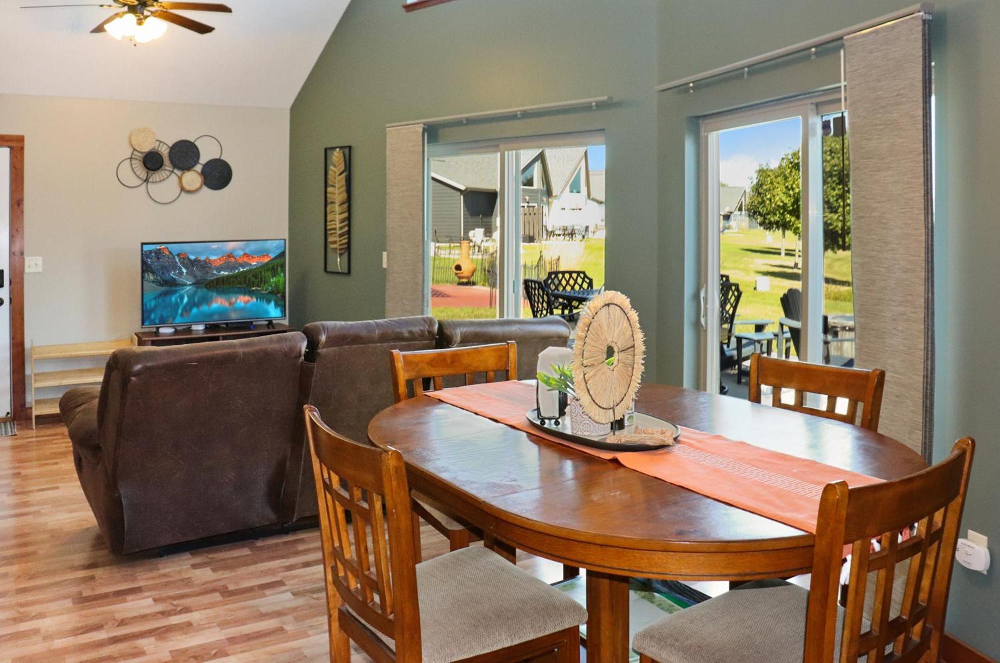 Boho Bungalow On The Pond W/ Hot Tub Arnolds Park المظهر الخارجي الصورة